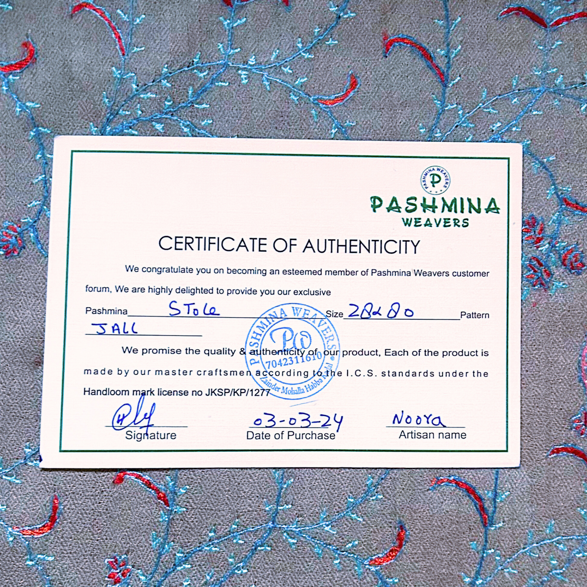 Stylish handwoven cashmere pashmina shawl.