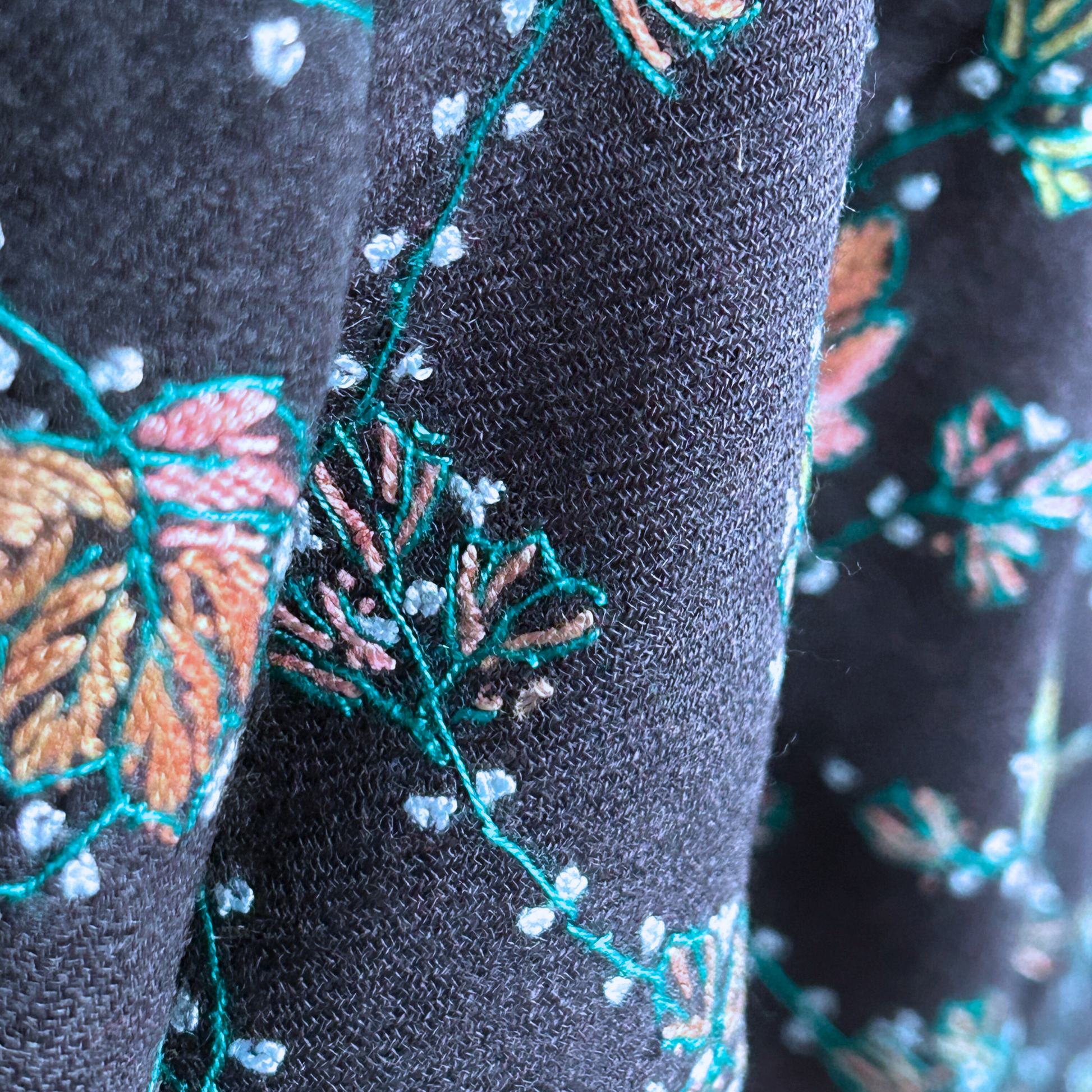 Classic certified cashmere pashmina shawl in Midnight Meadows style.