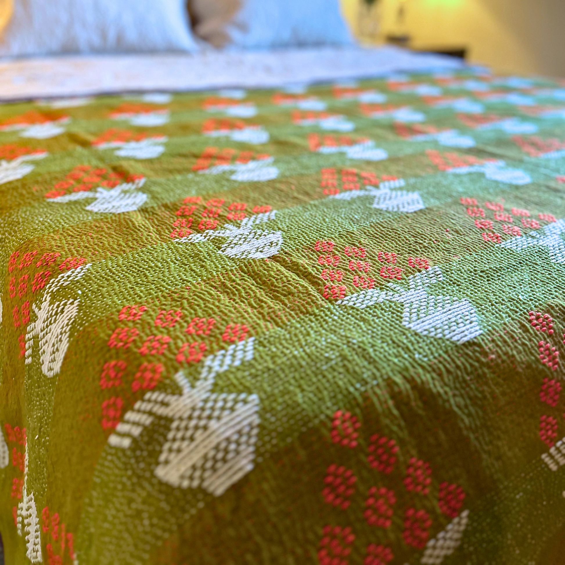 Decorative Kantha quilt in cotton, ideal as a throw blanket.